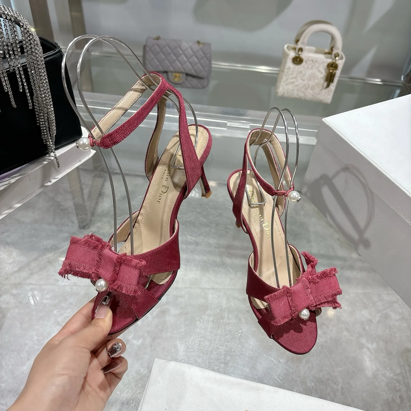 👟👟Ex-factory price 520👟👟 🎆Fringed webbing women's shoes Dior Dior 2024 spring and summer catwalk new Adiorble women's shoes CD star's same fashion tassel bow square head pearl letter logo hardware buckle high-heeled hollow sandals The top high-end version on the market Upper: original customized tassel grosgrain Lining: sheepskin lining foot pad Outsole: Italian leather outsole Heel height: 8.5cm Size: 34-41 (34.40.41. Customization is non-refundable)